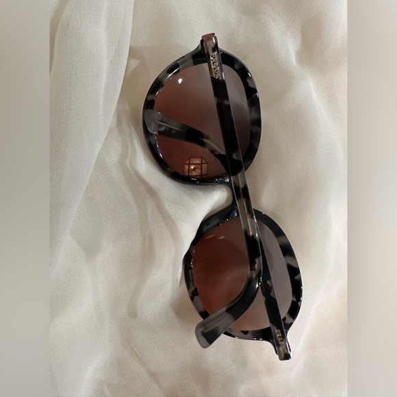 Prada sunglasses excellent condition no scratches - Picture 11 of 12